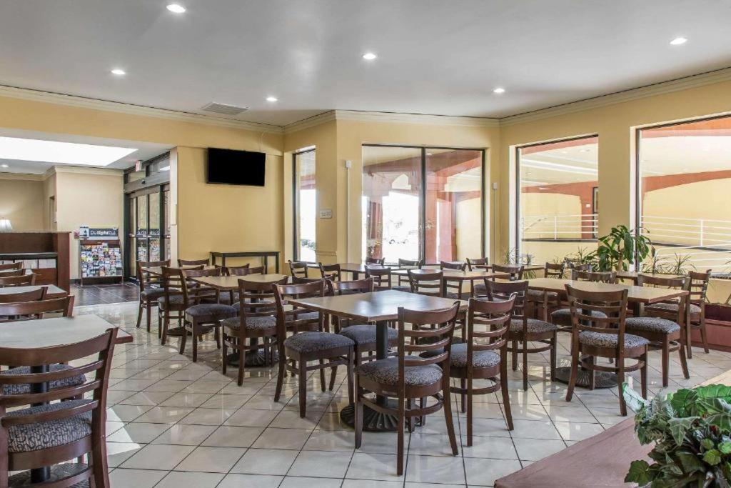 Regency Inn & Suites New London Mystic 外观 照片