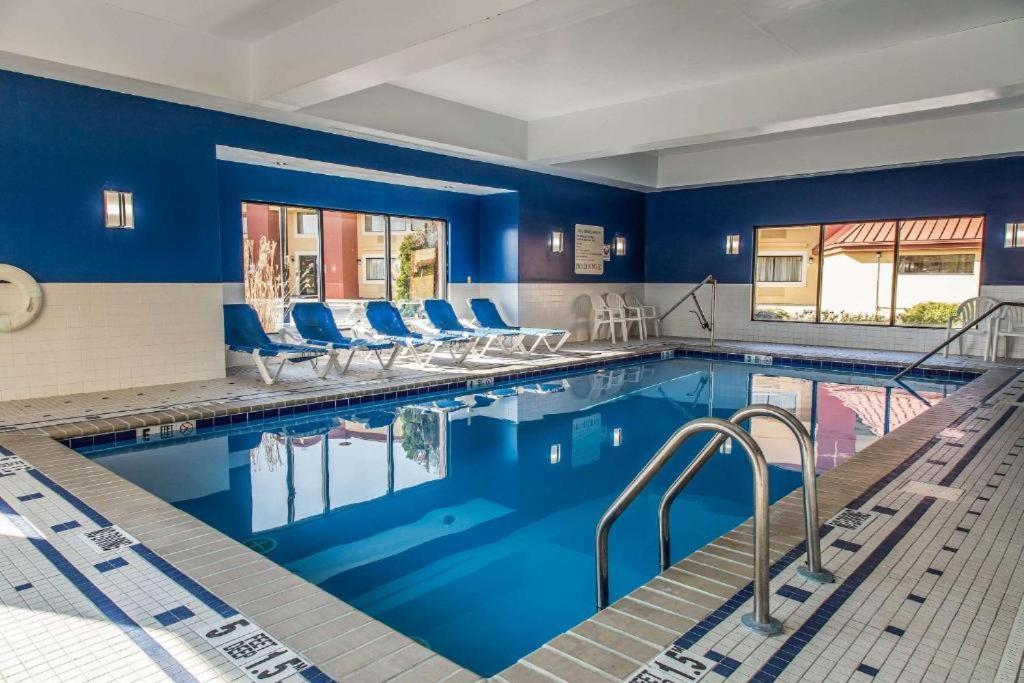 Regency Inn & Suites New London Mystic 外观 照片