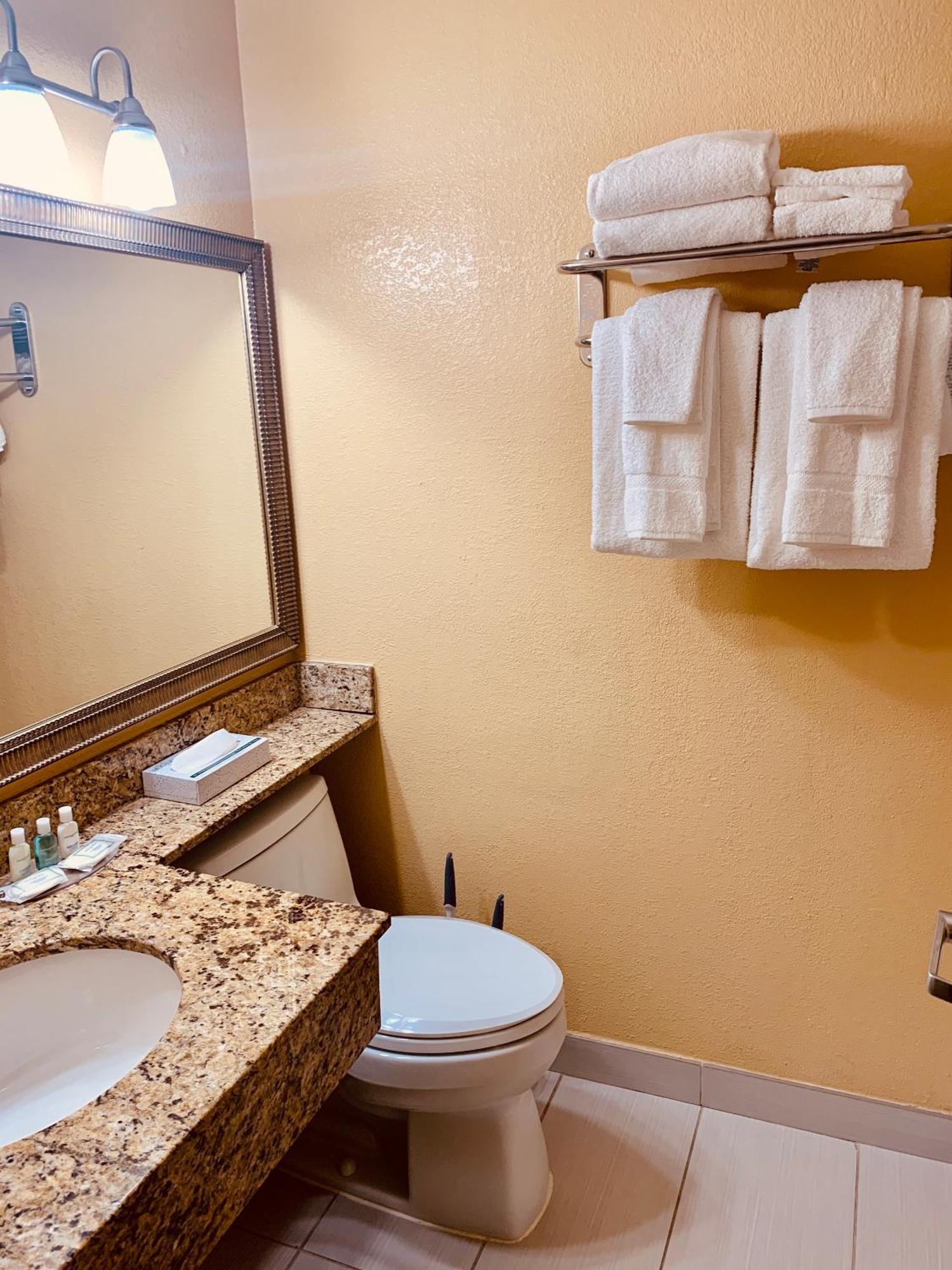 Regency Inn & Suites New London Mystic 外观 照片